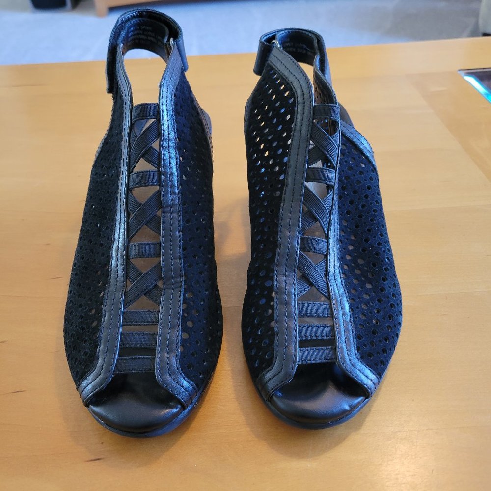 EUC Earth Calla Wedge Sandals